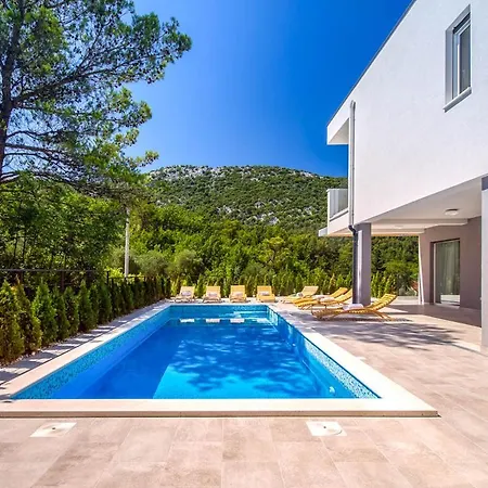 Sleeps 8 Pool Air Con Wifi *